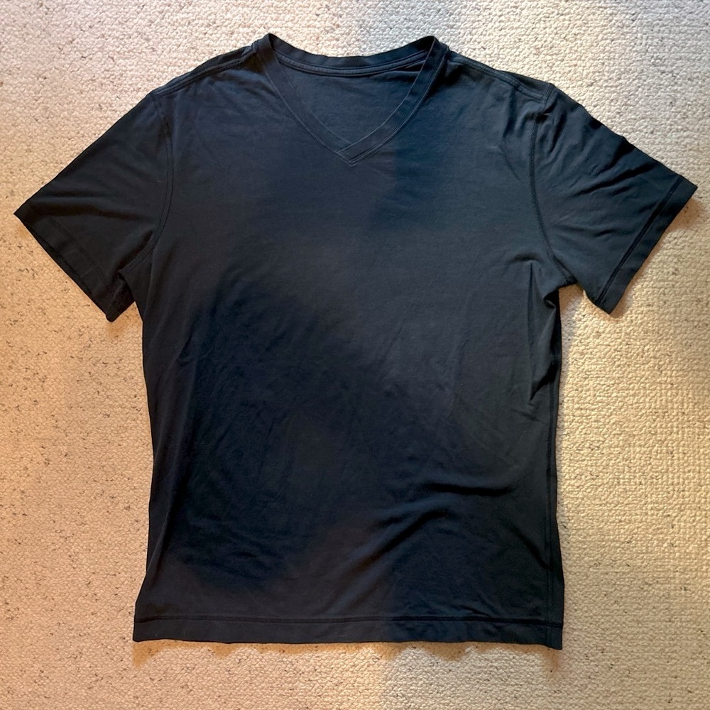 Lululemon Men’s V-Neck Cotton T-shirt Size Large.